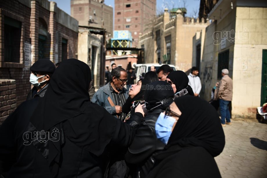 دفن جثمان والده بمقابر السيدة زينب (22)