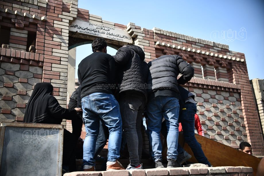 دفن جثمان والده بمقابر السيدة زينب (23)