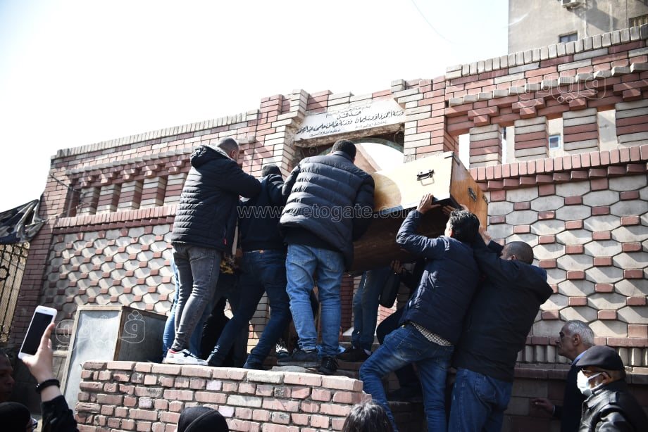 دفن جثمان والده بمقابر السيدة زينب (24)