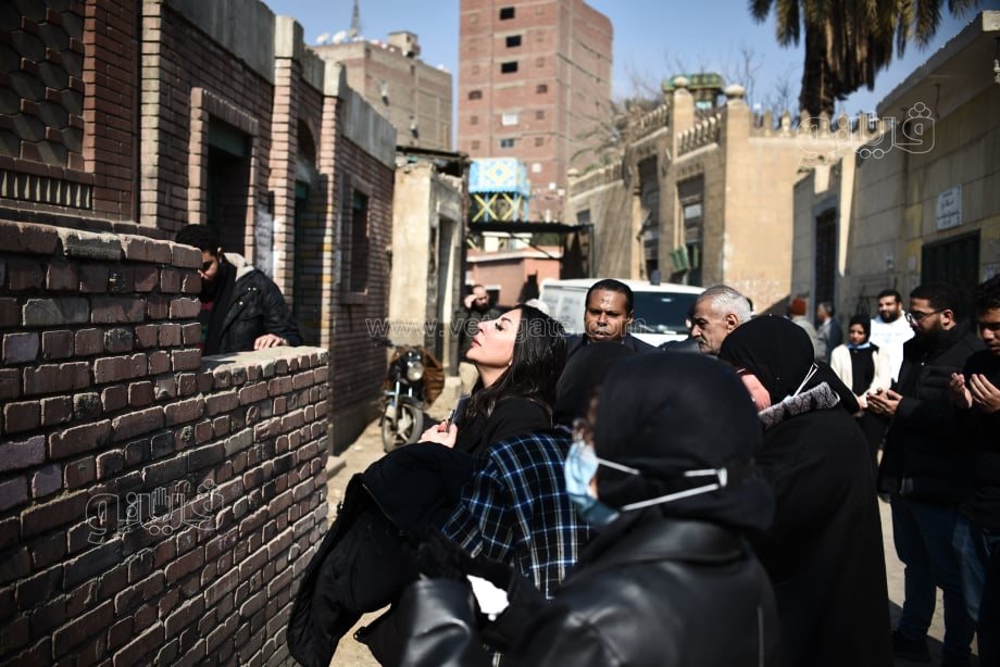 دفن جثمان والده بمقابر السيدة زينب (25)