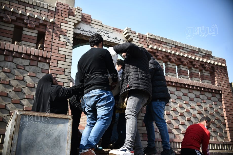 دفن جثمان والده بمقابر السيدة زينب (26)