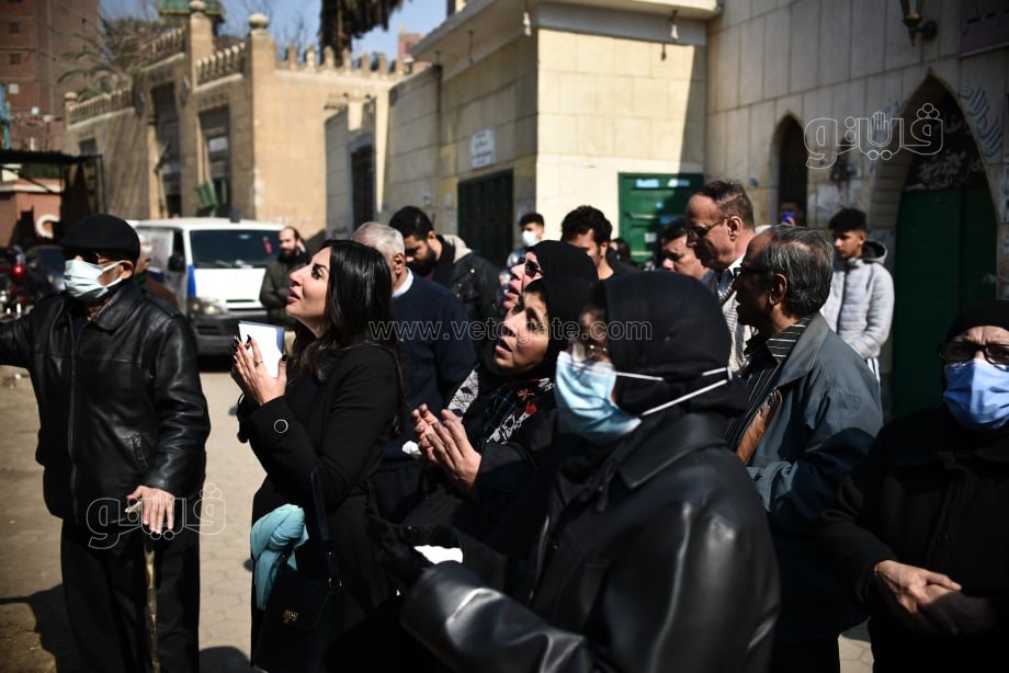 دفن جثمان والده بمقابر السيدة زينب (27)