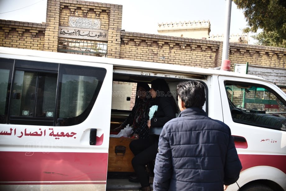 دفن جثمان والده بمقابر السيدة زينب (28)