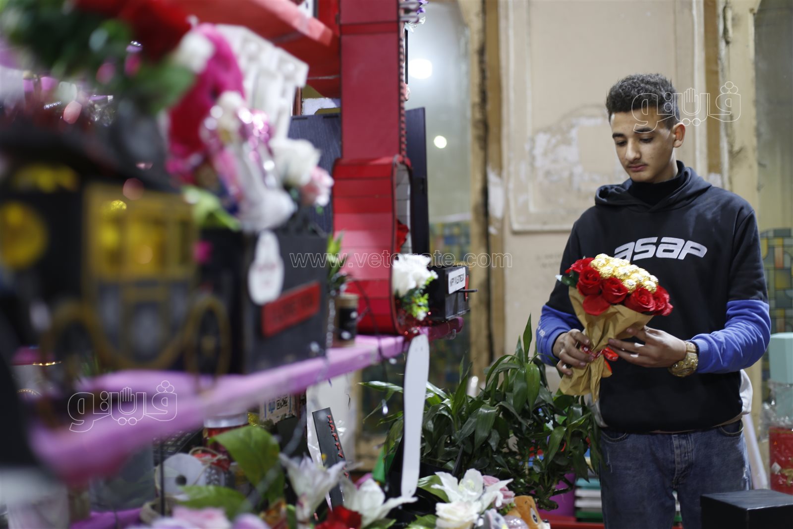 الطبيعي للحبيبة والصناعي للزوجة.. ورد عم محمد على كل شكل ولون في عيد الحب (1)