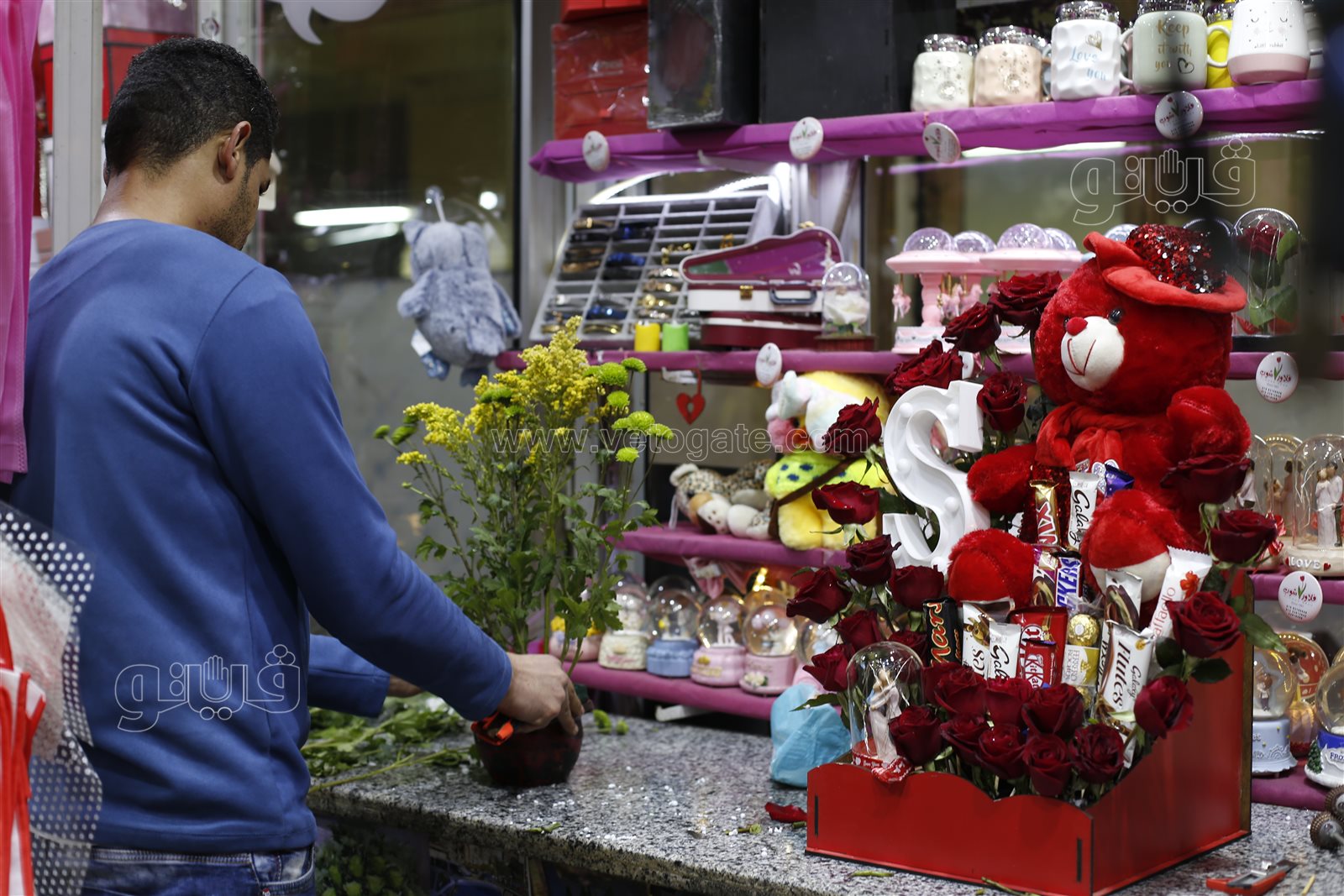 الطبيعي للحبيبة والصناعي للزوجة.. ورد عم محمد على كل شكل ولون في عيد الحب (6)