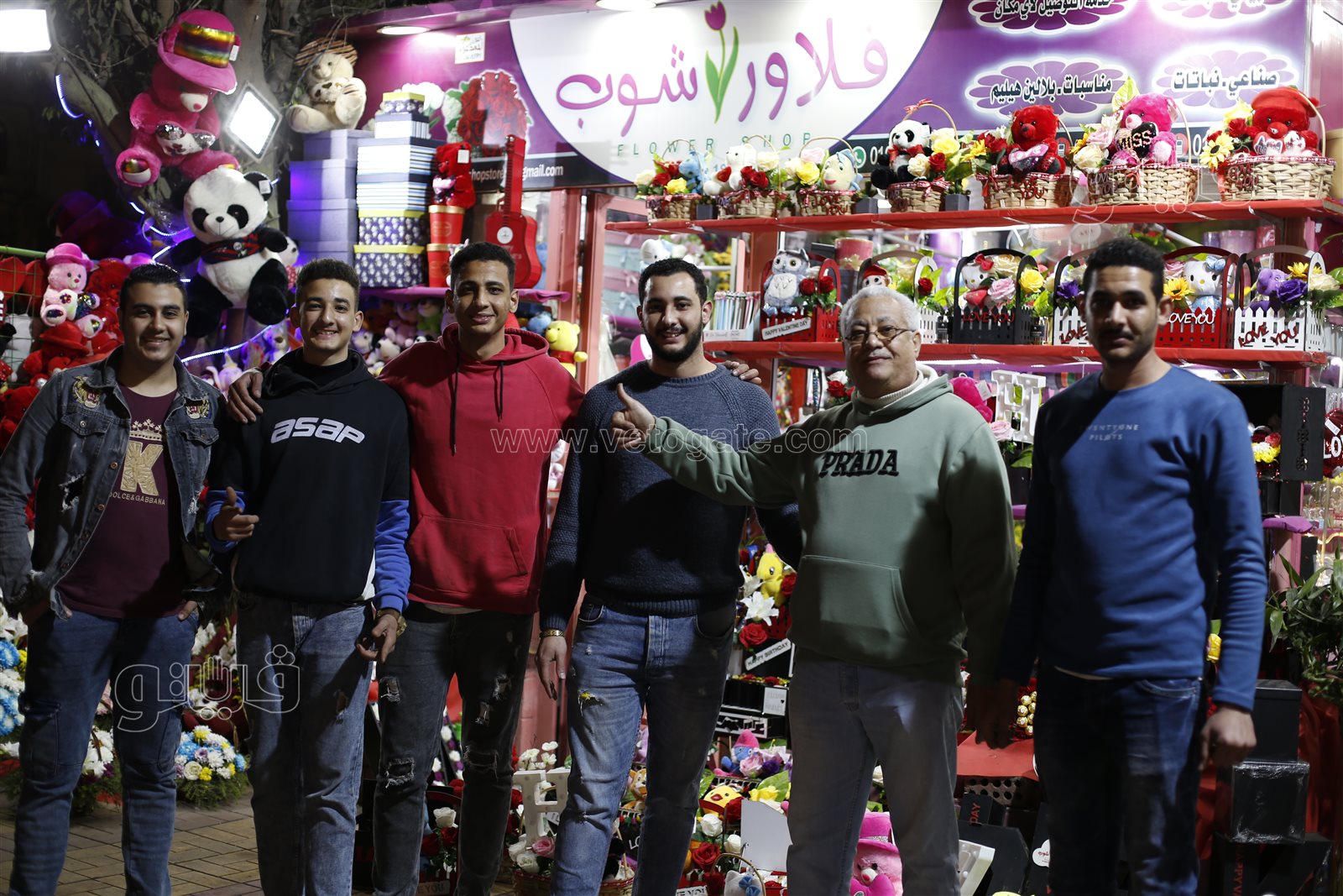 الطبيعي للحبيبة والصناعي للزوجة.. ورد عم محمد على كل شكل ولون في عيد الحب (7)