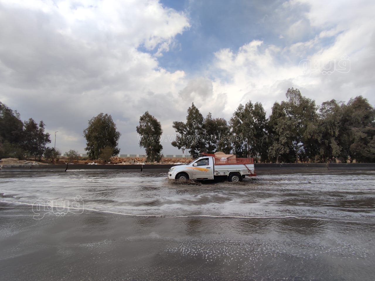 طرق التجمع الخامس تغرق في شبر ميه بعد هطول الأمطار (9)