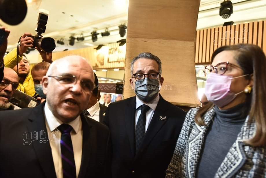 وزراء التموين والآثار والصناعة يفتتحون معرض نيبو للذهب (6)