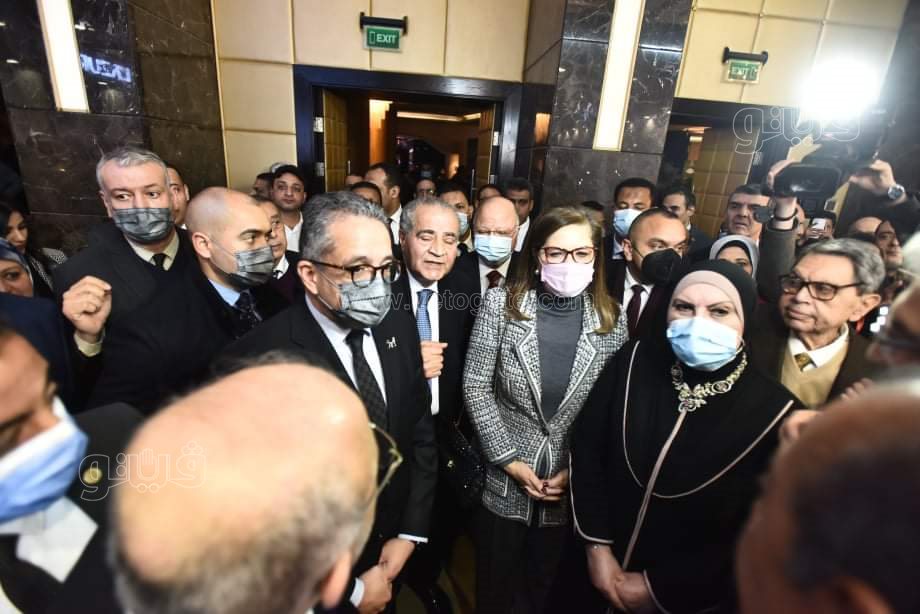 وزراء التموين والآثار والصناعة يفتتحون معرض نيبو للذهب (24)