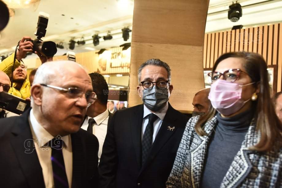 وزراء التموين والآثار والصناعة يفتتحون معرض نيبو للذهب (25)