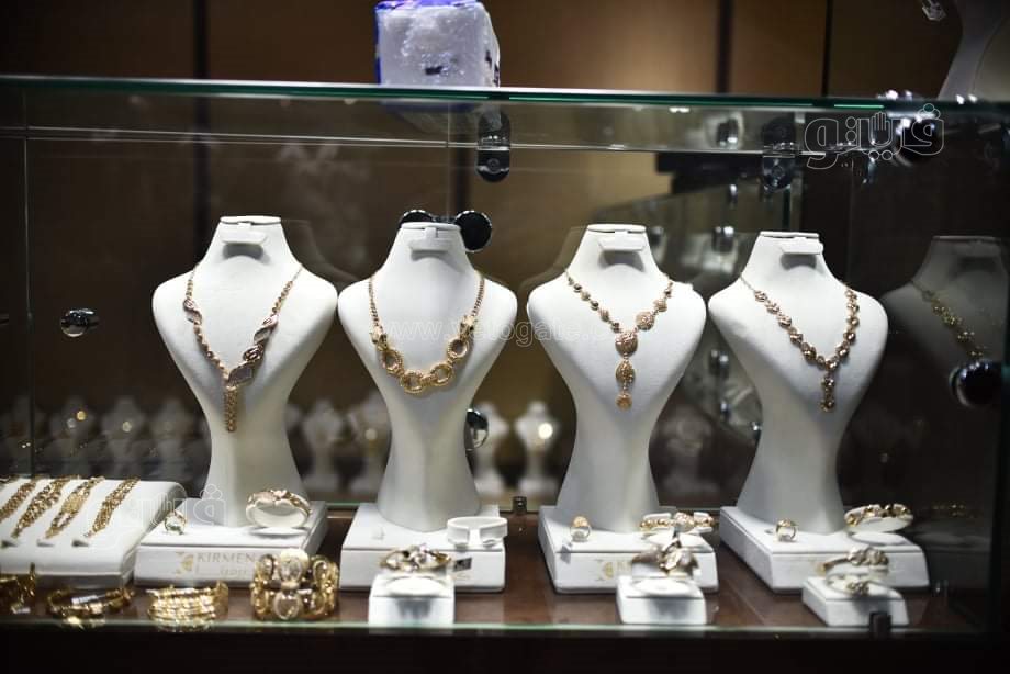 وزراء التموين والآثار والصناعة يفتتحون معرض نيبو للذهب (30)