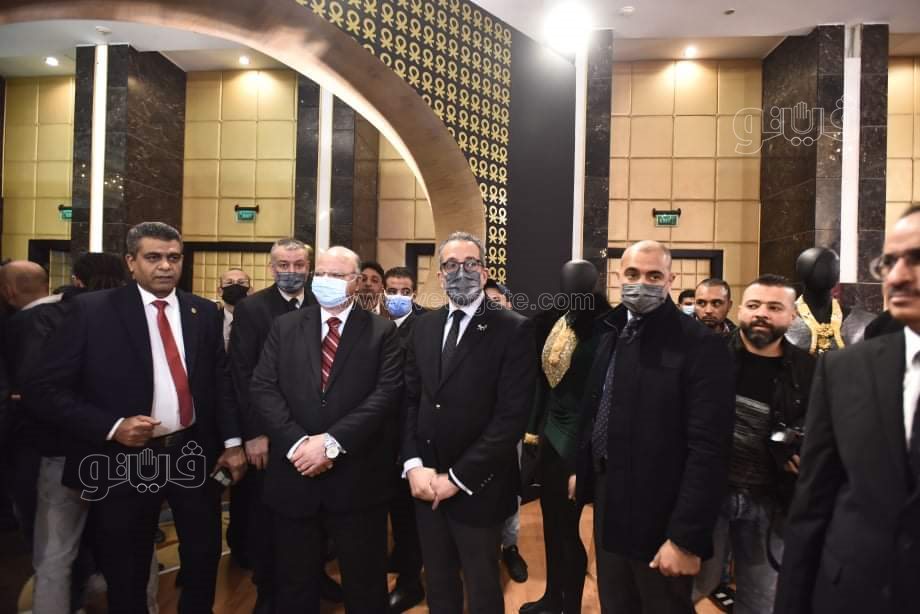 وزراء التموين والآثار والصناعة يفتتحون معرض نيبو للذهب (32)