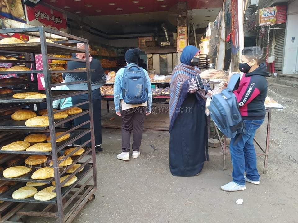 التلاميذ يواجهون البرد في أول أيام التيرم الثاني ١