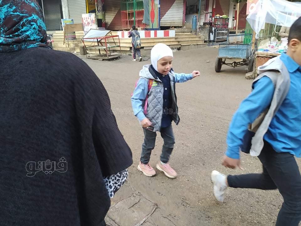 التلاميذ يواجهون البرد في أول أيام التيرم الثاني ٣