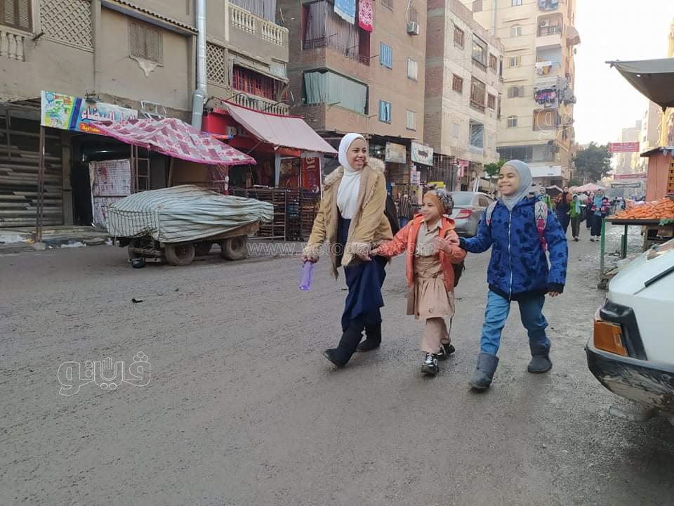 التلاميذ يواجهون البرد في أول أيام التيرم الثاني ٤