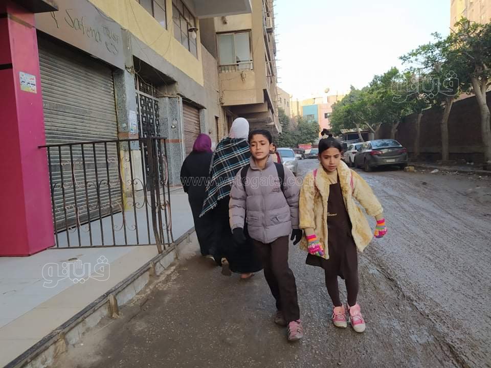 التلاميذ يواجهون البرد في أول أيام التيرم الثاني ٥