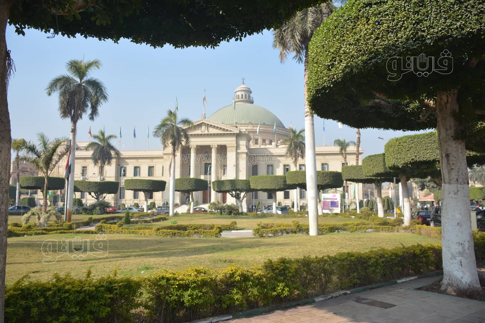 بوابات للتعقيم والتزام بارتداء الكمامات.. توافد طلاب جامعة القاهرة بأول أيام الترم الثاني11