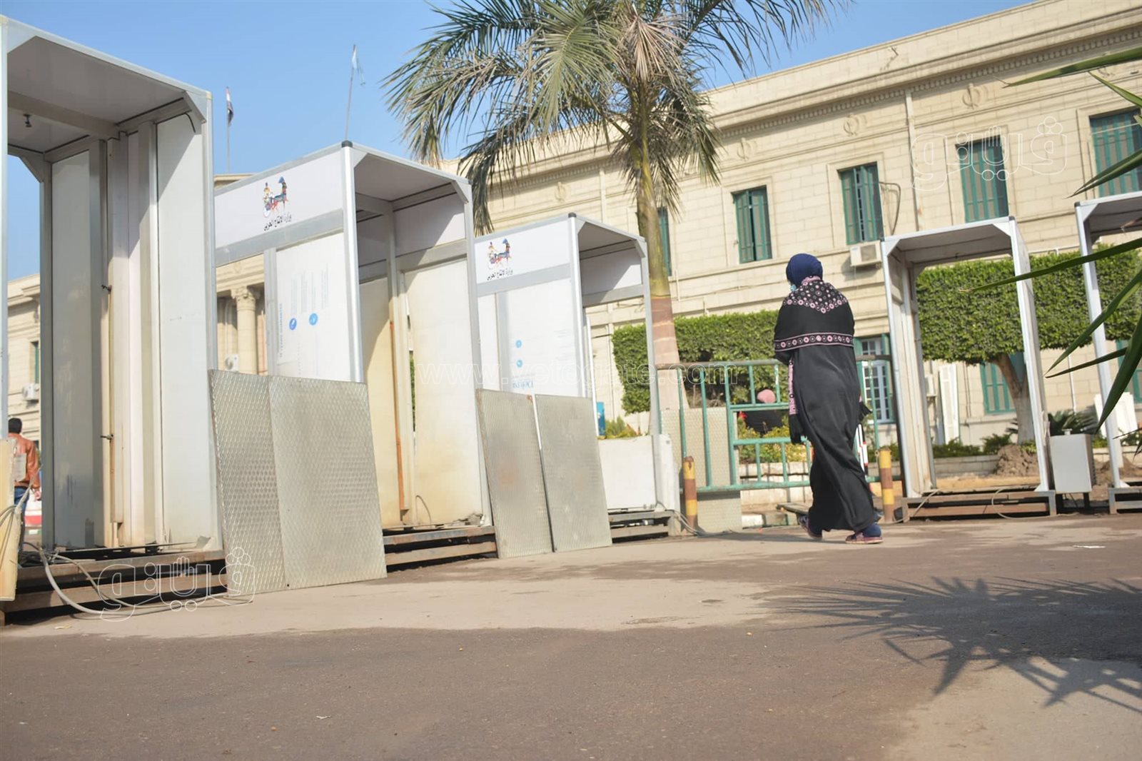 بوابات للتعقيم والتزام بارتداء الكمامات.. توافد طلاب جامعة القاهرة بأول أيام الترم الثاني8