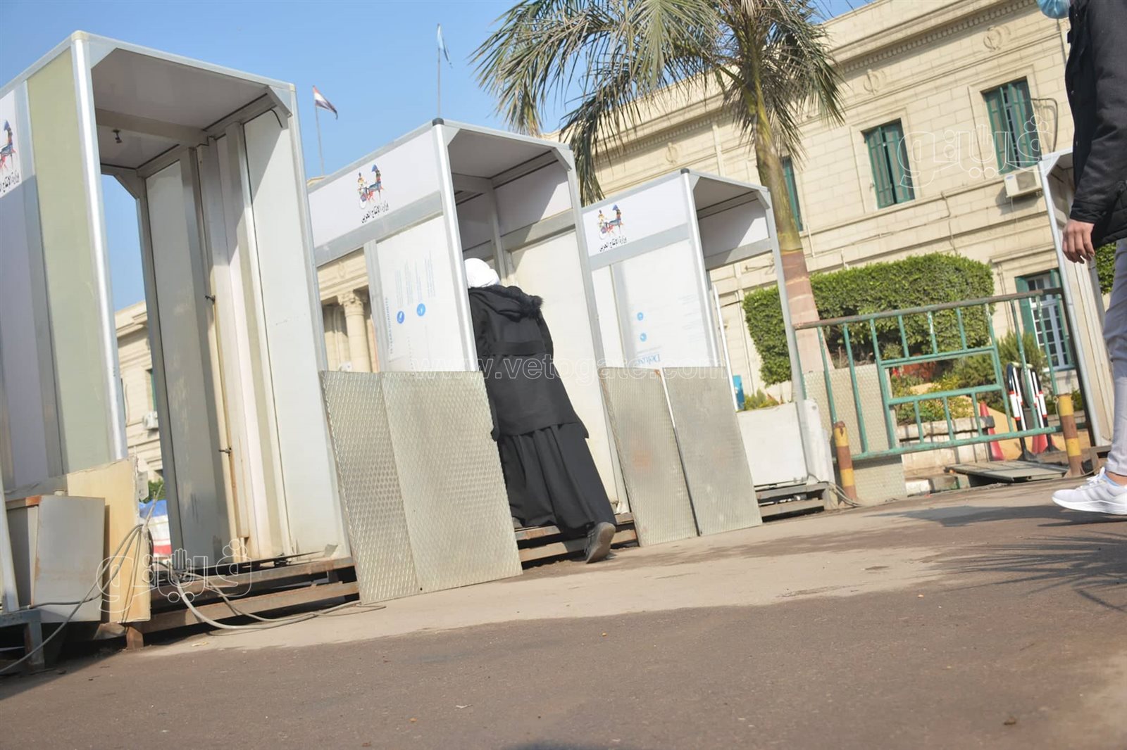 بوابات للتعقيم والتزام بارتداء الكمامات.. توافد طلاب جامعة القاهرة بأول أيام الترم الثاني16