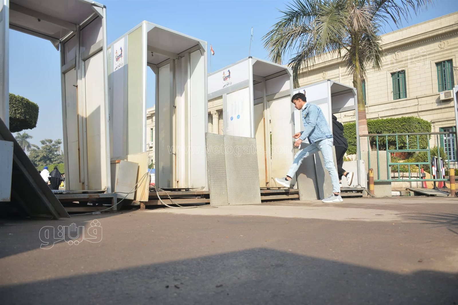 بوابات للتعقيم والتزام بارتداء الكمامات.. توافد طلاب جامعة القاهرة بأول أيام الترم الثاني6