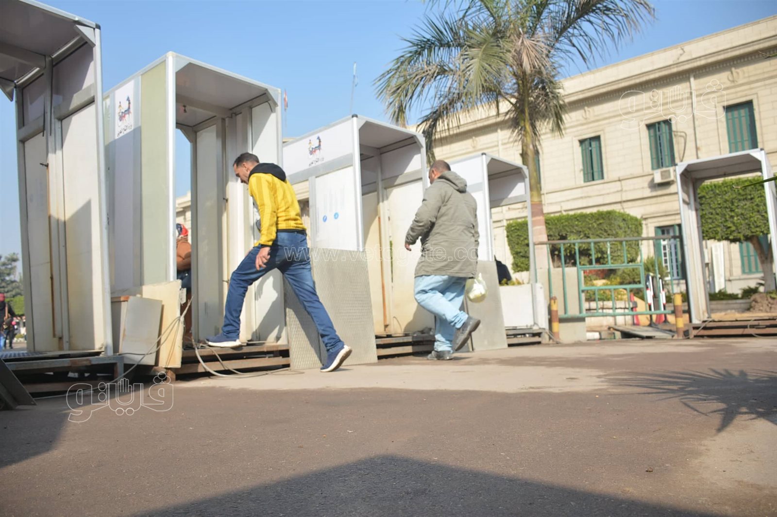 بوابات للتعقيم والتزام بارتداء الكمامات.. توافد طلاب جامعة القاهرة بأول أيام الترم الثاني2