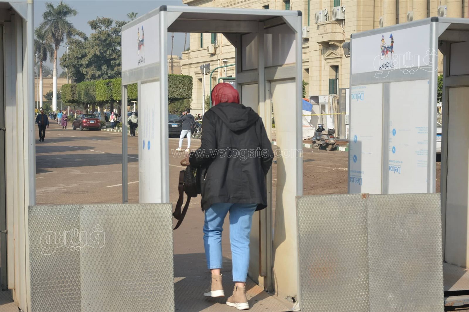 بوابات للتعقيم والتزام بارتداء الكمامات.. توافد طلاب جامعة القاهرة بأول أيام الترم الثاني5