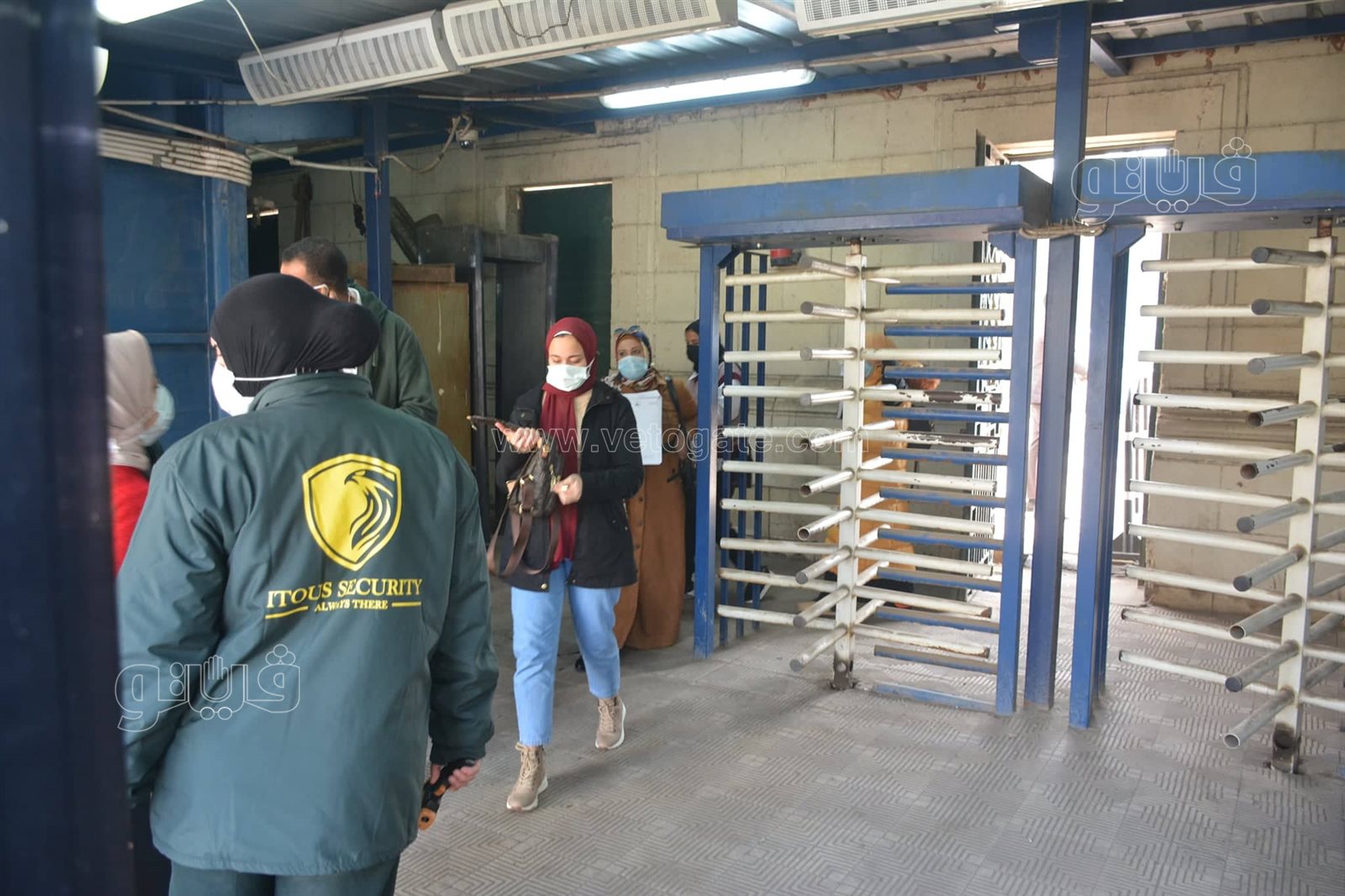 بوابات للتعقيم والتزام بارتداء الكمامات.. توافد طلاب جامعة القاهرة بأول أيام الترم الثاني10