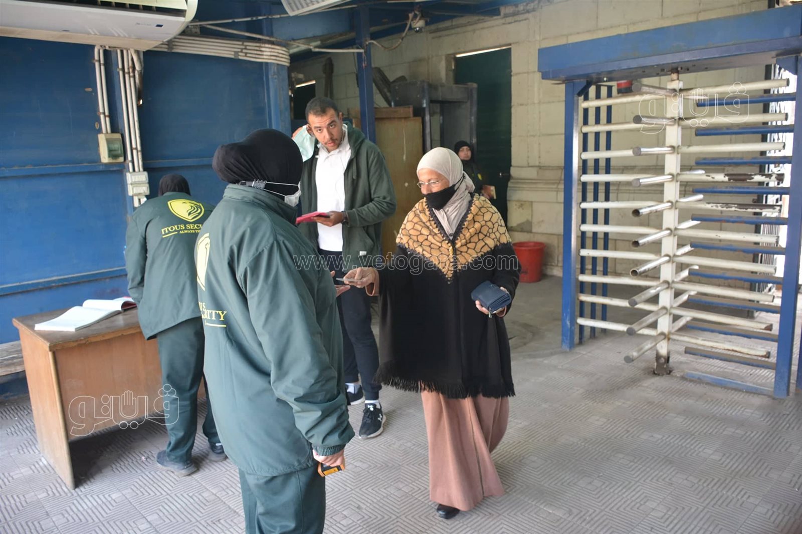 بوابات للتعقيم والتزام بارتداء الكمامات.. توافد طلاب جامعة القاهرة بأول أيام الترم الثاني3