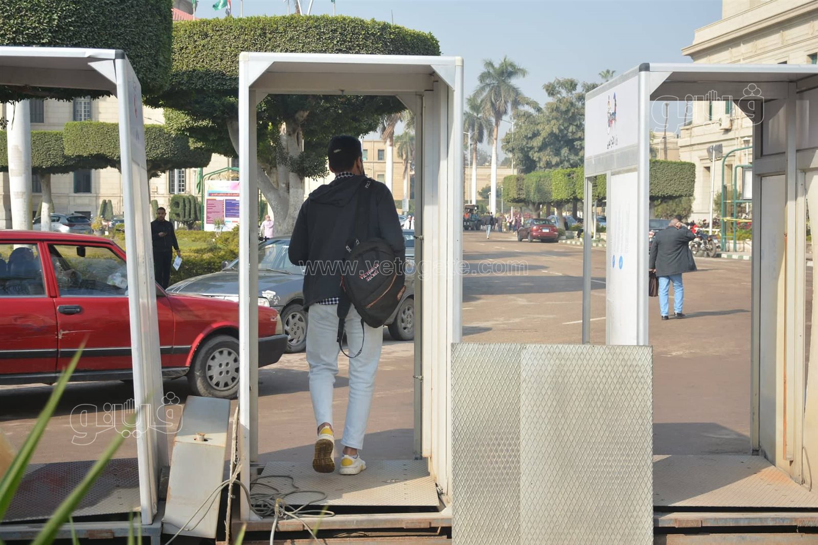 بوابات للتعقيم والتزام بارتداء الكمامات.. توافد طلاب جامعة القاهرة بأول أيام الترم الثاني7