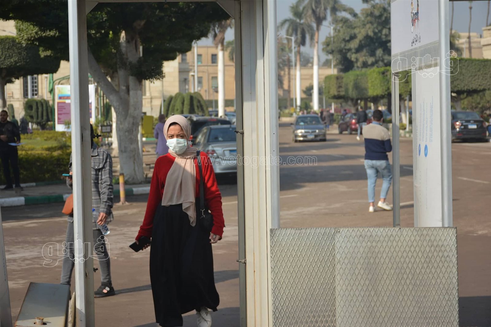 بوابات للتعقيم والتزام بارتداء الكمامات.. توافد طلاب جامعة القاهرة بأول أيام الترم الثاني17