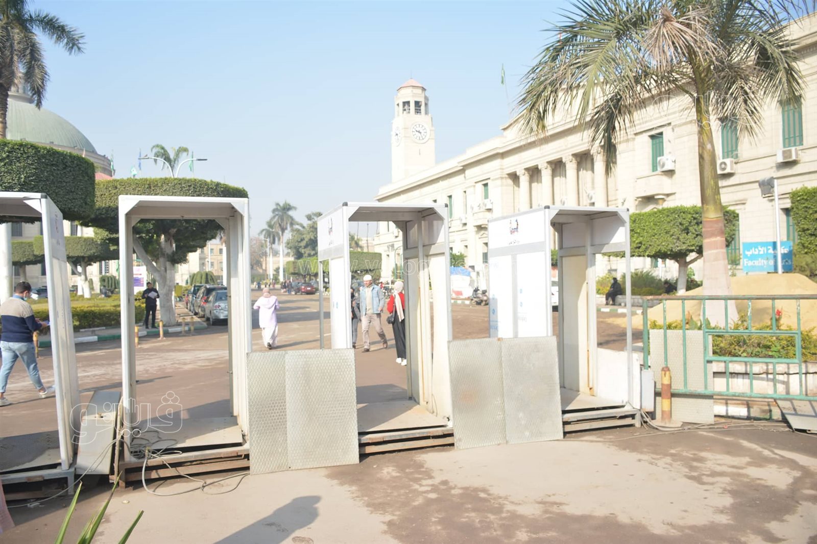 بوابات للتعقيم والتزام بارتداء الكمامات.. توافد طلاب جامعة القاهرة بأول أيام الترم الثاني9