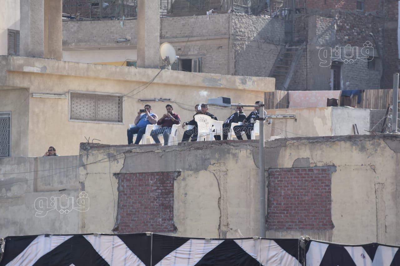 جماهير سمنود تعتلي المباني لمؤازرة فريقها أمام طنطا (1)