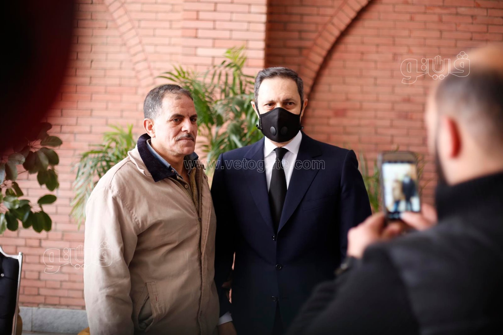 وصول علاء وجمال مبارك إلى مقبرة والدهما لإحياء ذكرى وفاته الثانية3