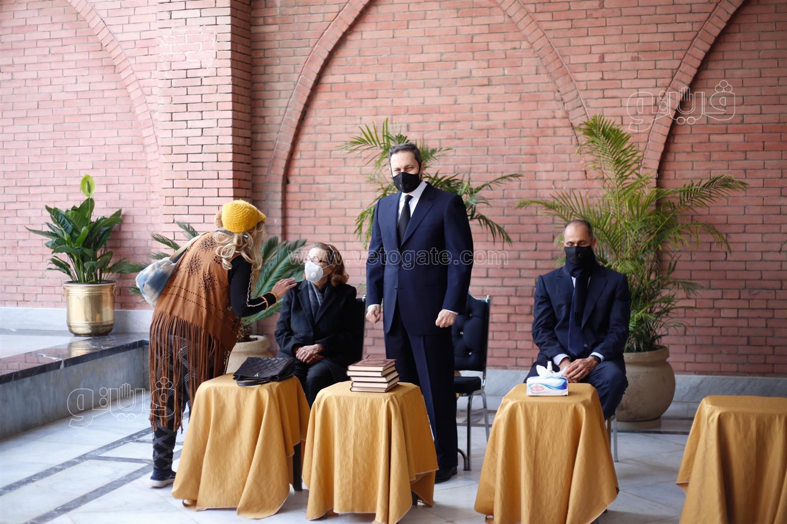 سوزان مبارك تظهر أمام قبر الرئيس الراحل11