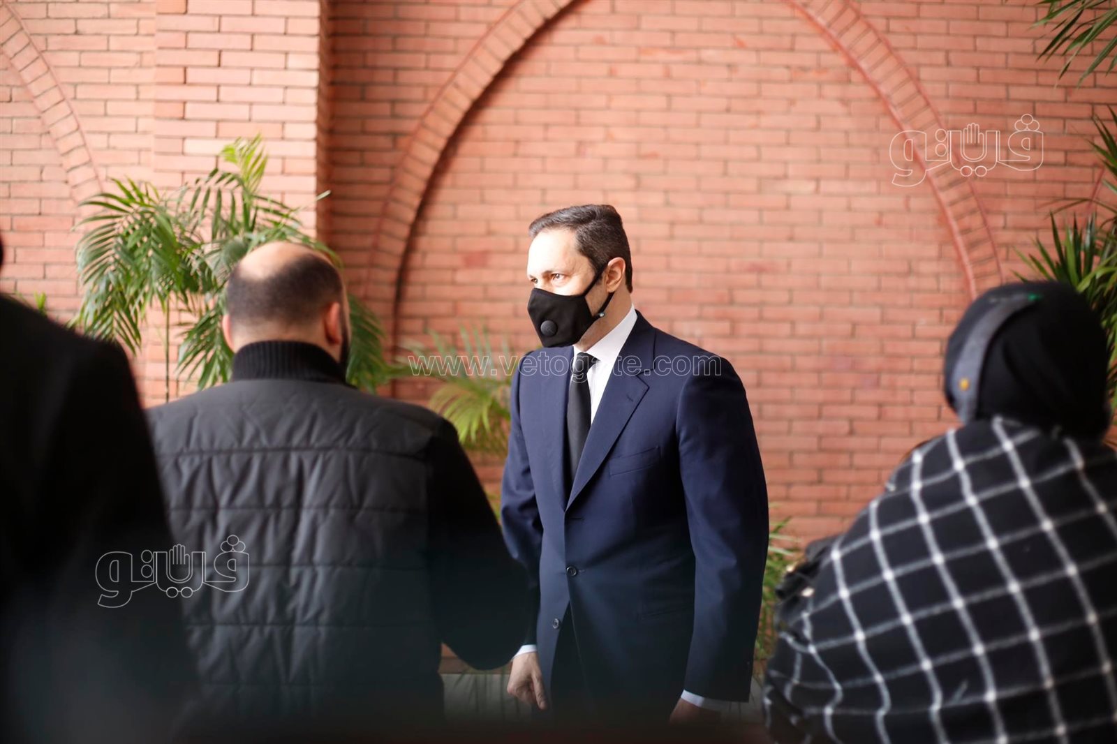 وصول علاء وجمال مبارك إلى مقبرة والدهما لإحياء ذكرى وفاته الثانية4