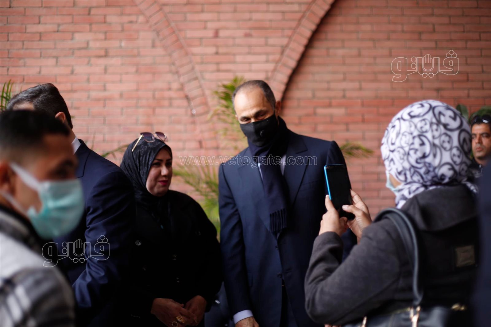 وصول علاء وجمال مبارك إلى مقبرة والدهما لإحياء ذكرى وفاته الثانية5