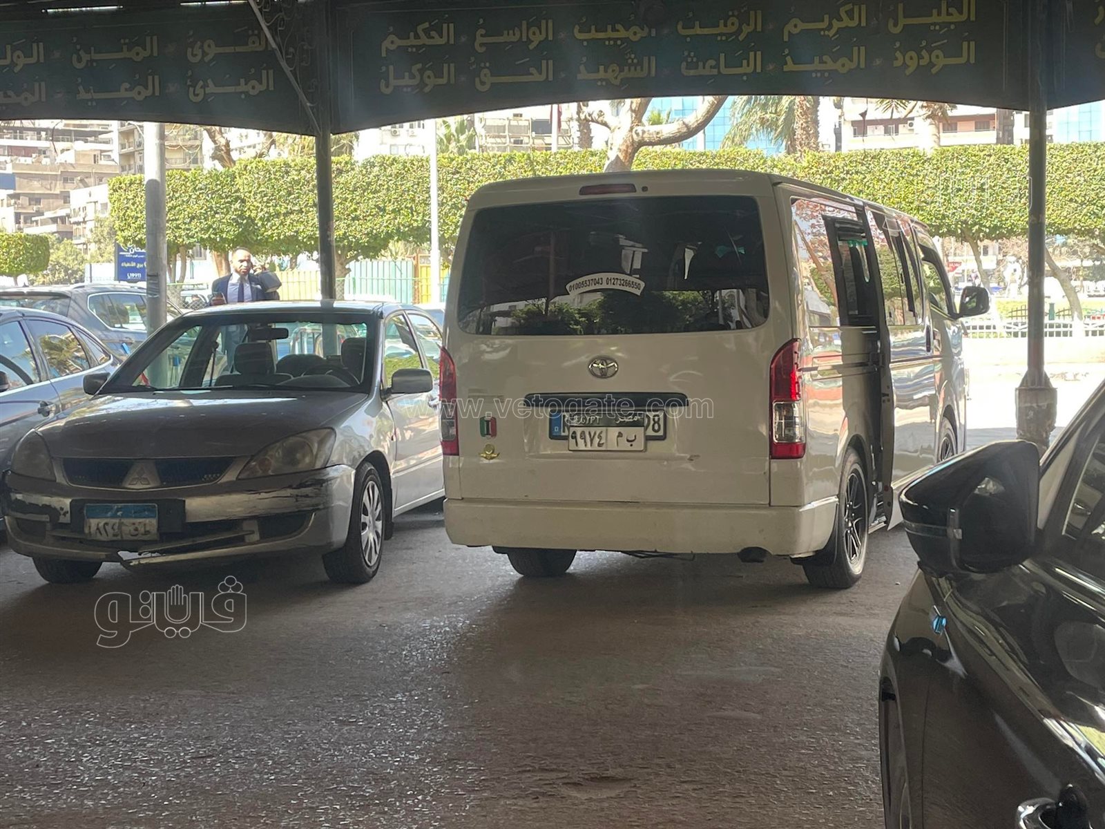 لحظة وصول جثمان جالا فهمي لمسجد مصطفى محمود (1)