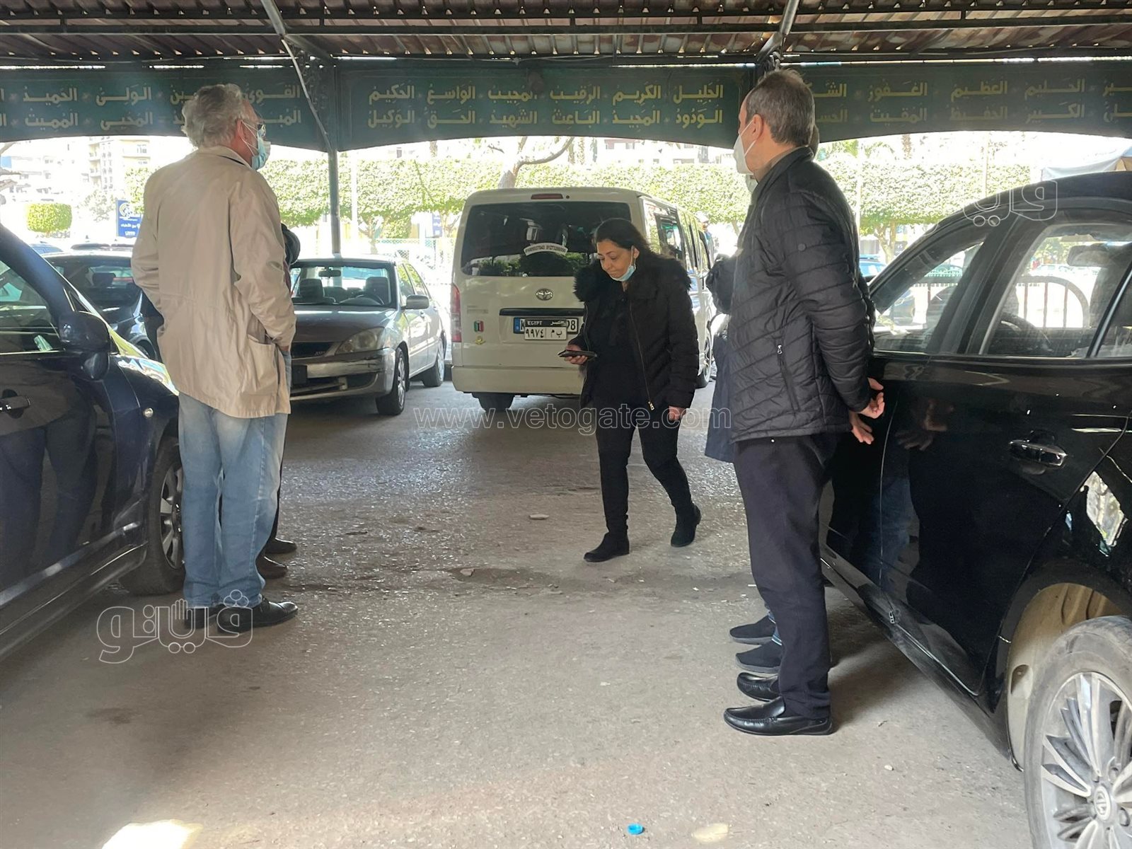 لحظة وصول جثمان جالا فهمي لمسجد مصطفى محمود (2)