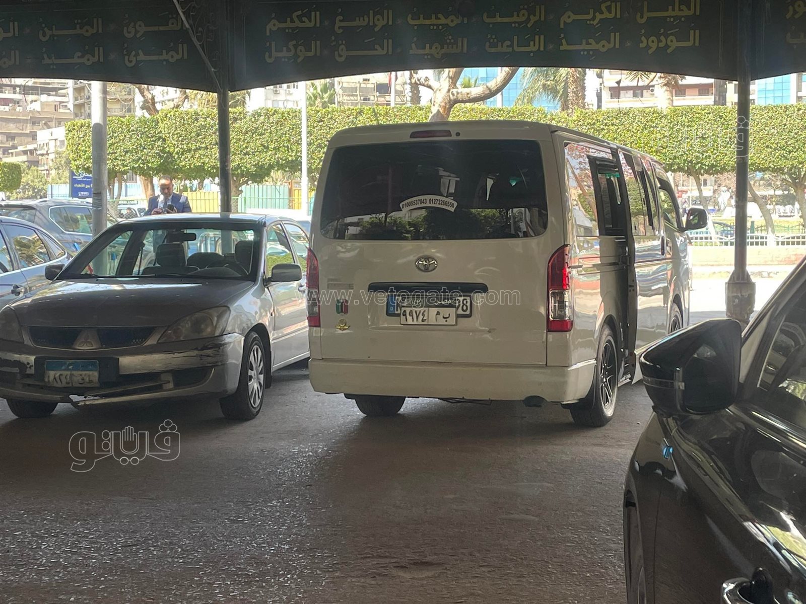 لحظة وصول جثمان جالا فهمي لمسجد مصطفى محمود (3)