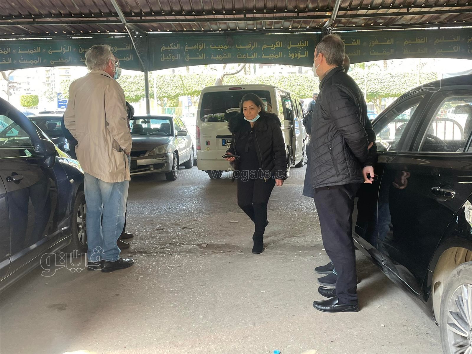 لحظة وصول جثمان جالا فهمي لمسجد مصطفى محمود (4)