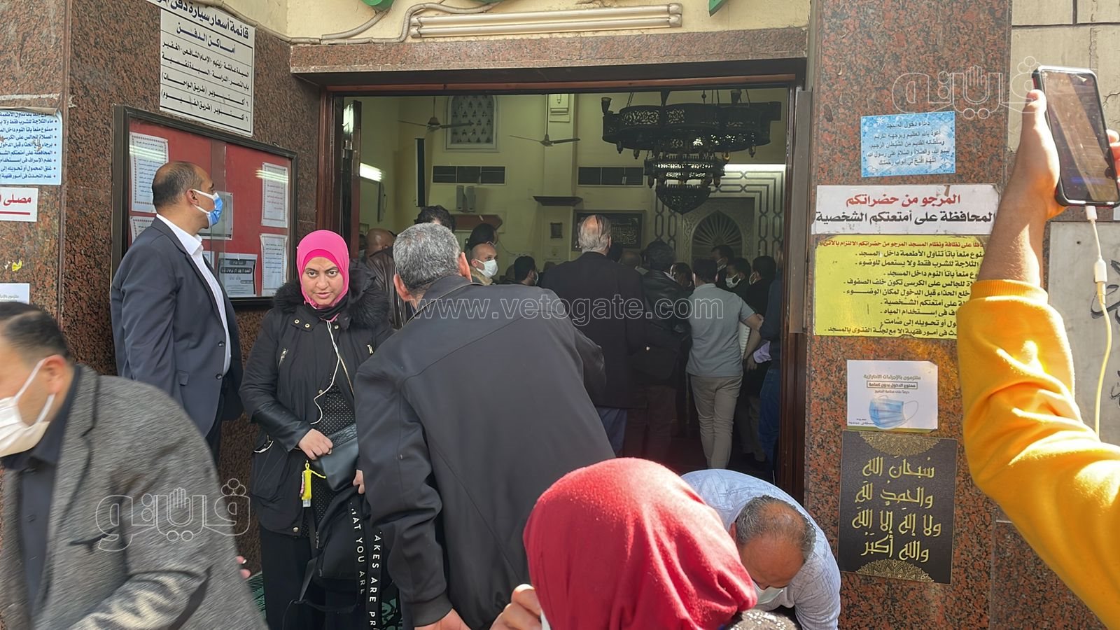 لحظة تشييع جثمان جالا فهمي من مسجد مصطفى محمود (2)