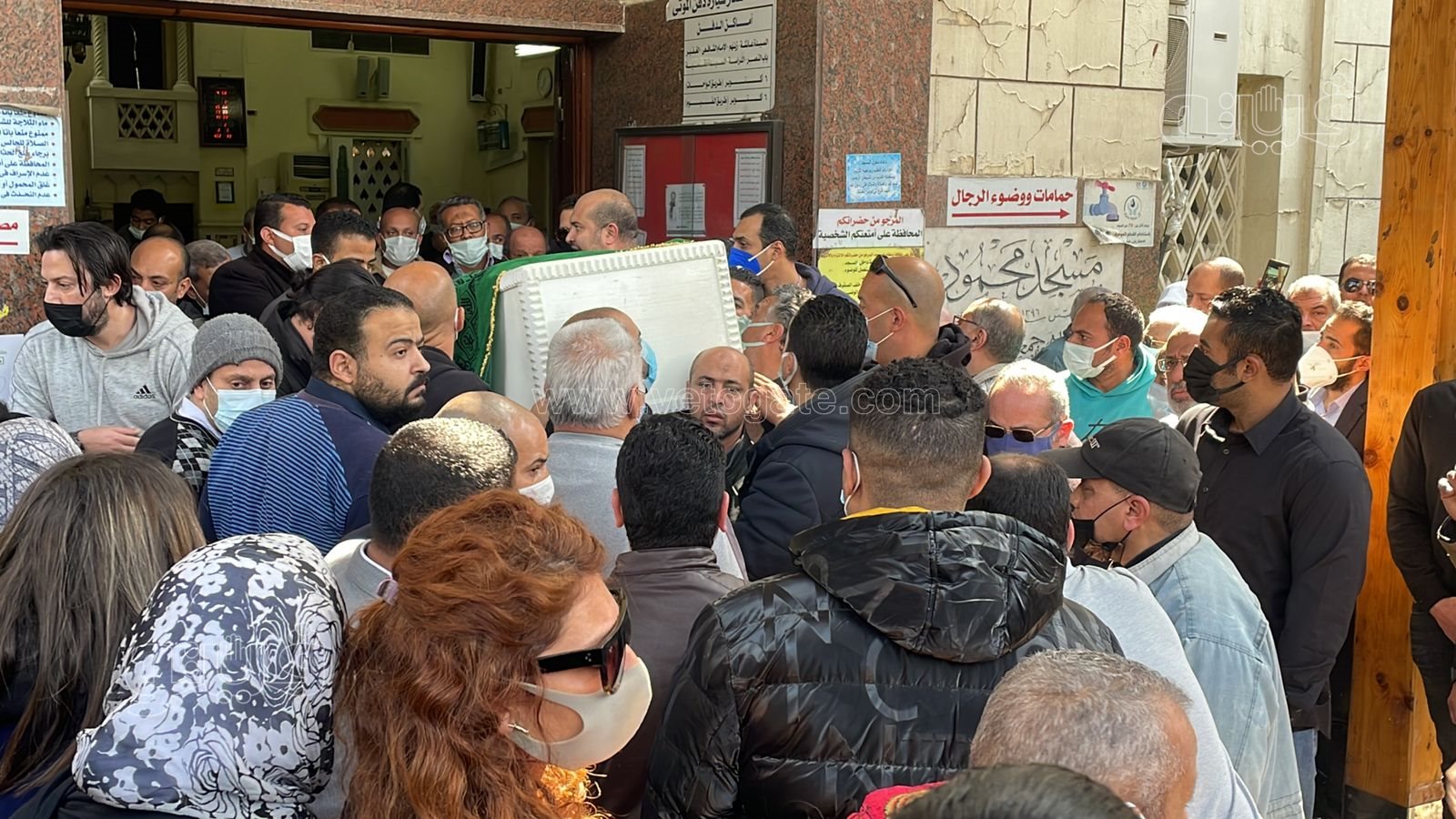 لحظة تشييع جثمان جالا فهمي من مسجد مصطفى محمود (6)