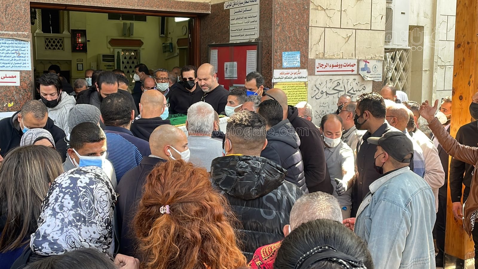 لحظة تشييع جثمان جالا فهمي من مسجد مصطفى محمود (8)