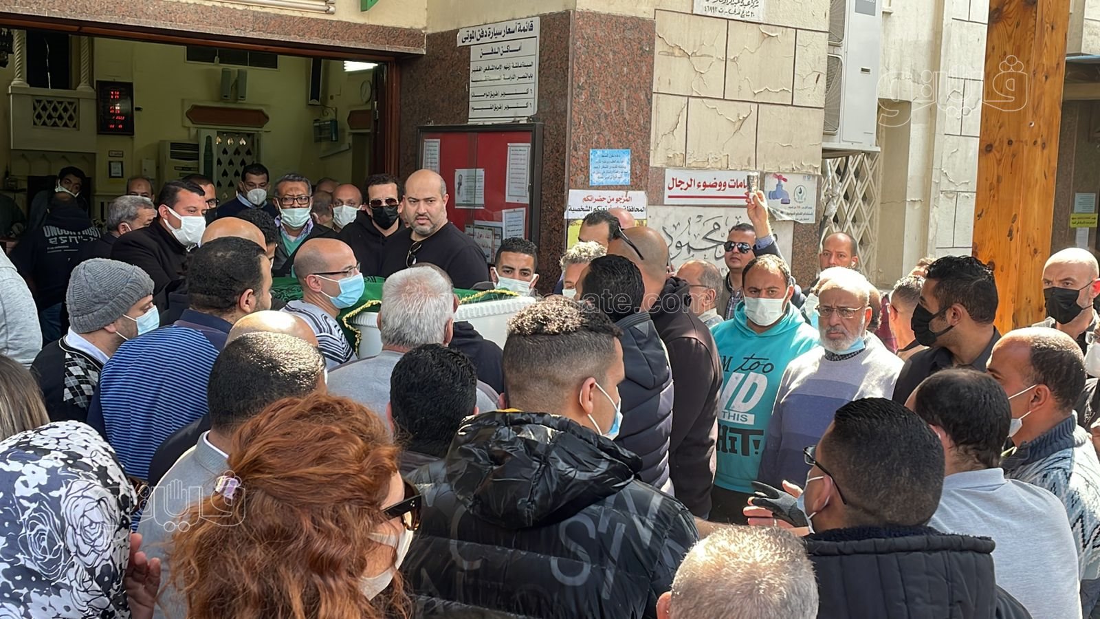 لحظة تشييع جثمان جالا فهمي من مسجد مصطفى محمود (9)