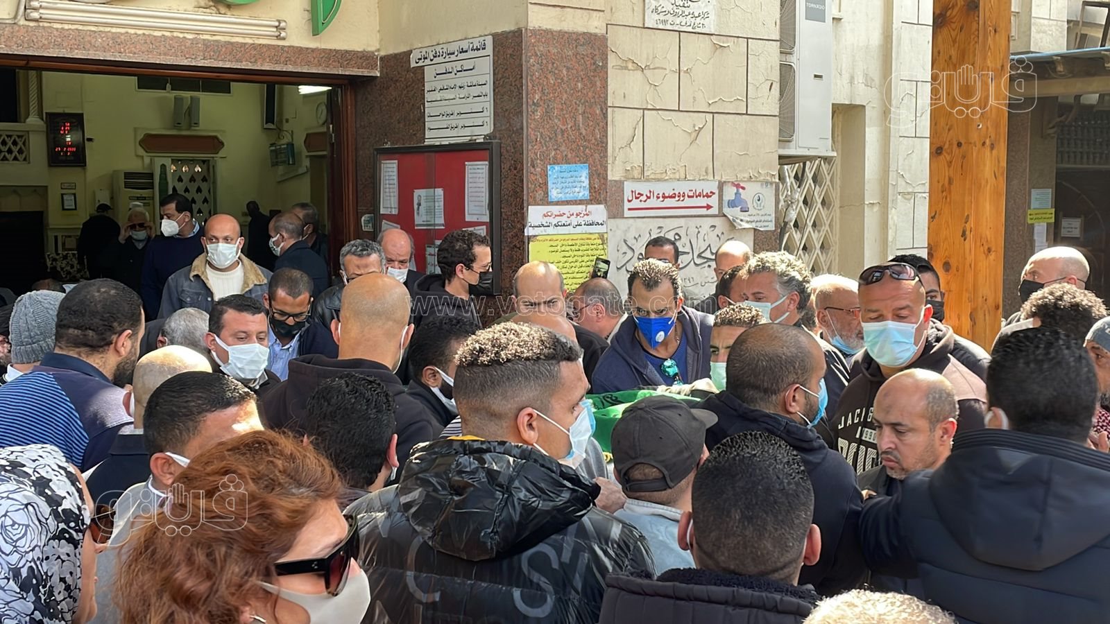 لحظة تشييع جثمان جالا فهمي من مسجد مصطفى محمود (10)