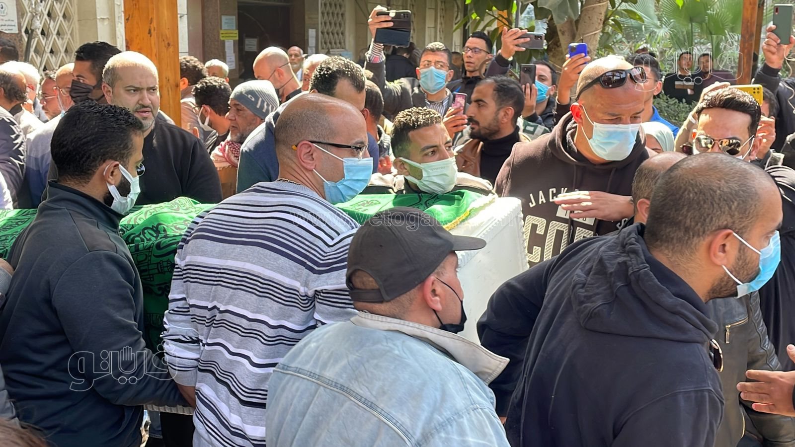 لحظة تشييع جثمان جالا فهمي من مسجد مصطفى محمود (11)