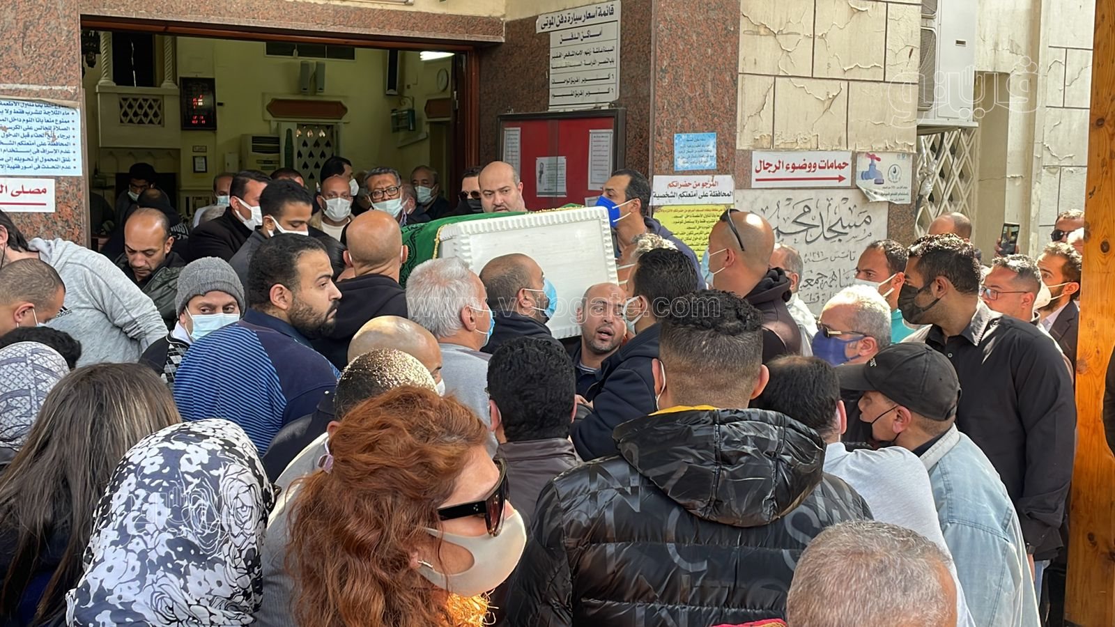 لحظة تشييع جثمان جالا فهمي من مسجد مصطفى محمود (12)