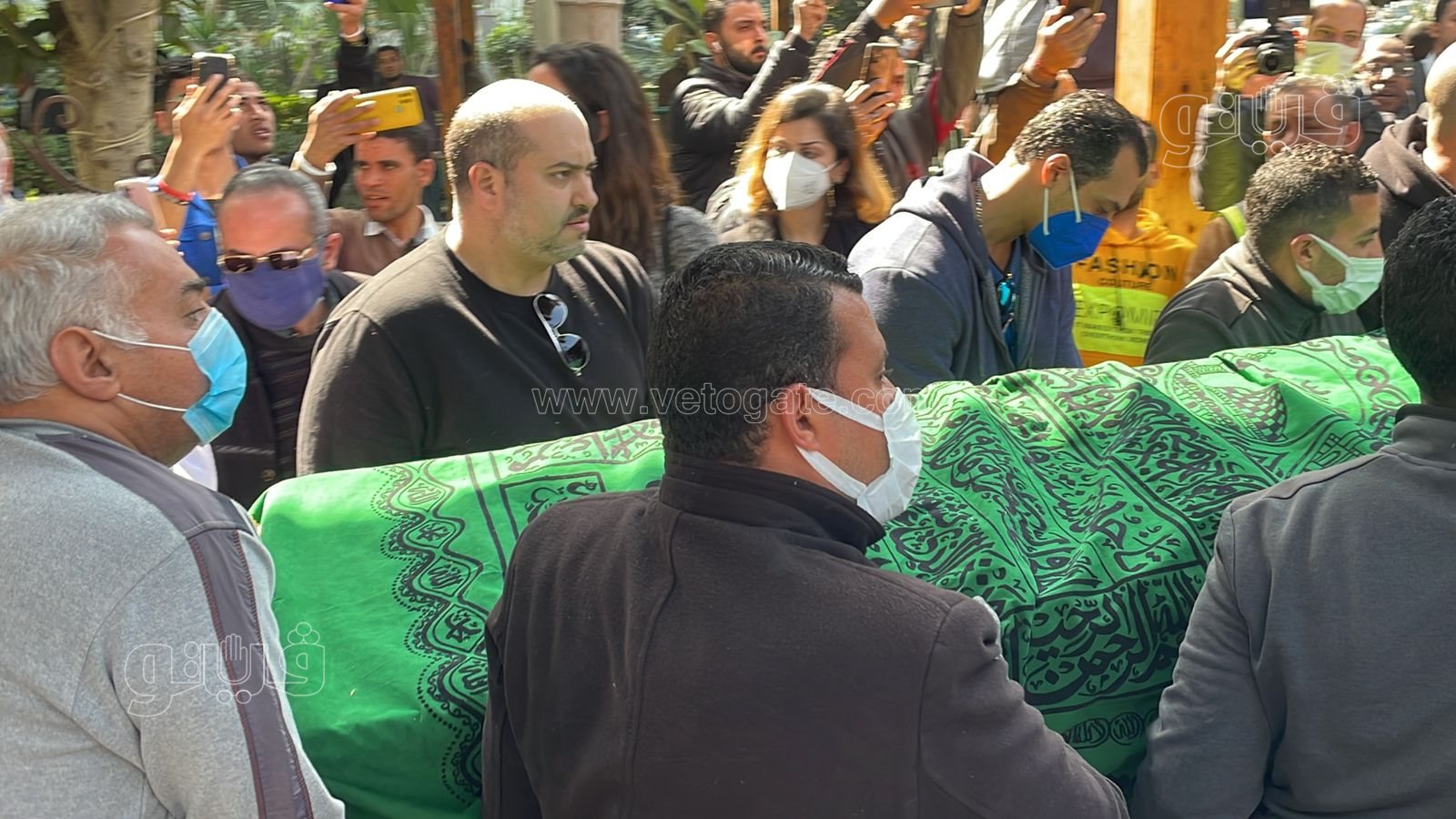 لحظة تشييع جثمان جالا فهمي من مسجد مصطفى محمود (13)