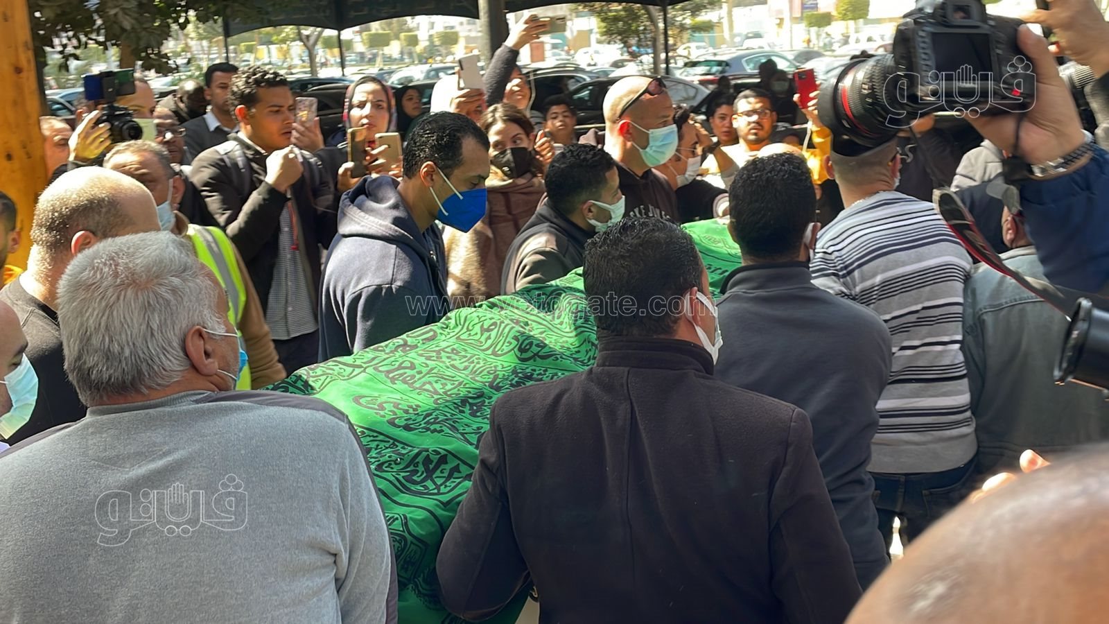 لحظة تشييع جثمان جالا فهمي من مسجد مصطفى محمود (14)