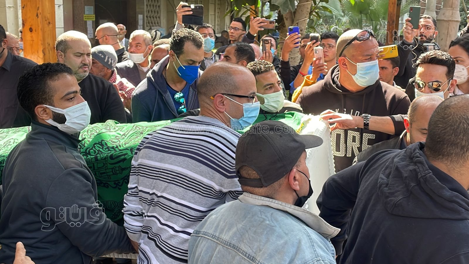 لحظة تشييع جثمان جالا فهمي من مسجد مصطفى محمود (15)